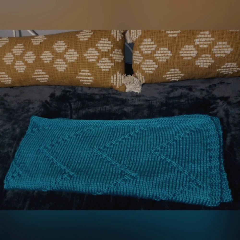 Hand Knit Thick Chevron Bed Runner in Bluebird Blue 26x64in. NEW